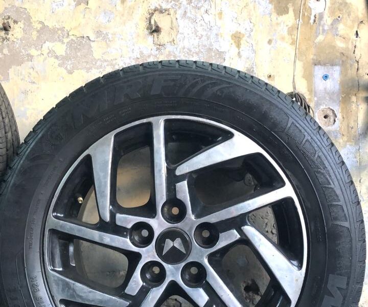 XUV 3XO Top model AX7L Alloy Wheels