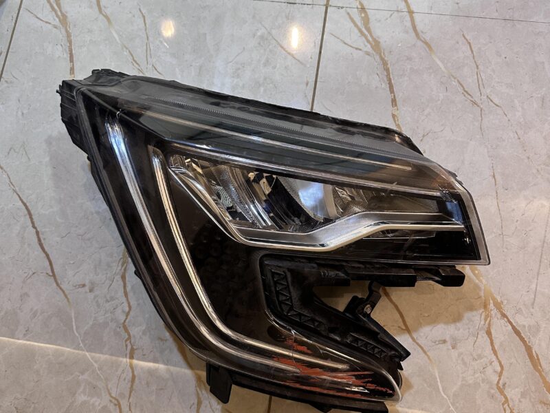 XUV700 Right Side DRL (Driver's side) Light (Original | Working | Minor Crack | Big Discount)