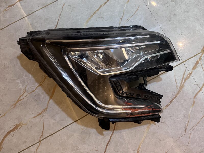 XUV700 Right Side DRL (Driver's side) Light (Original | Working | Minor Crack | Big Discount)