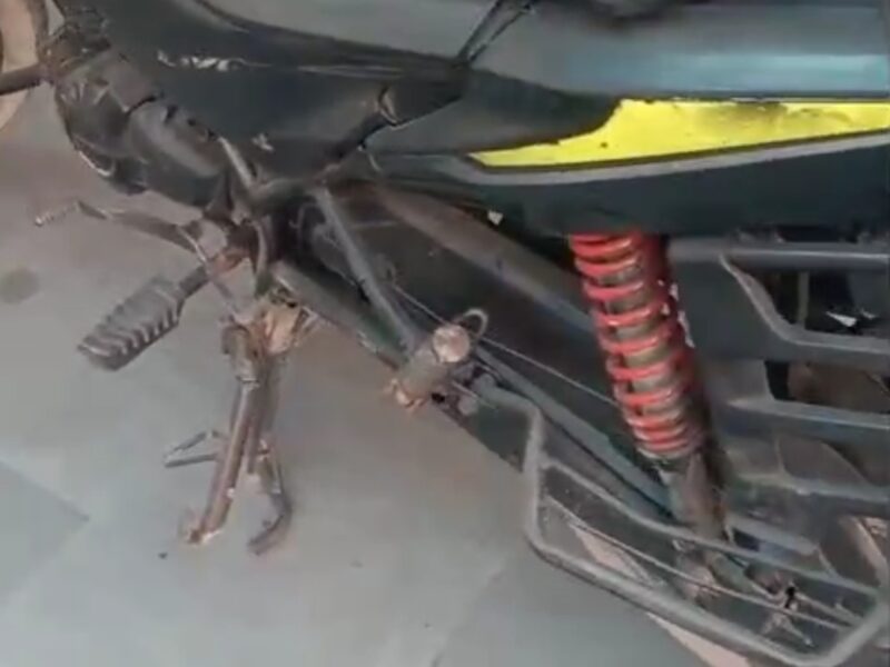 Bike ka accident hua tha jaisa ki dekh paa rahe ho par iska engine aur baki cheeje mai sell karna chahta hun