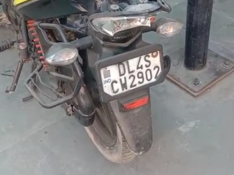 Bike ka accident hua tha jaisa ki dekh paa rahe ho par iska engine aur baki cheeje mai sell karna chahta hun