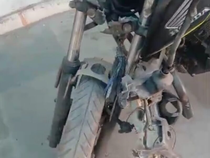 Bike ka accident hua tha jaisa ki dekh paa rahe ho par iska engine aur baki cheeje mai sell karna chahta hun