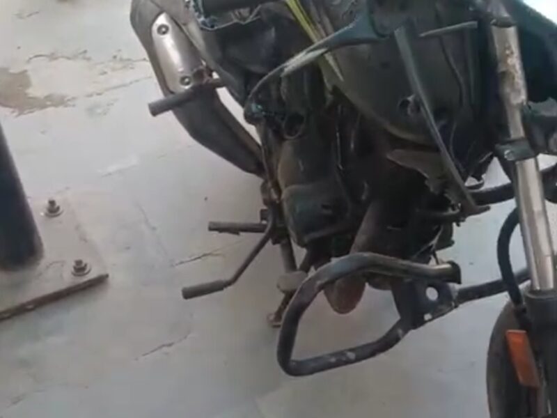 Bike ka accident hua tha jaisa ki dekh paa rahe ho par iska engine aur baki cheeje mai sell karna chahta hun