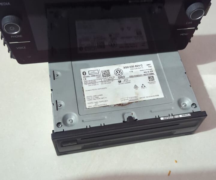 Vw passat Stereo screen and amplifier unit
