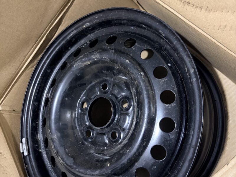 3 unused rim 16” and 1 15” rim with tyre R-15, 65-195