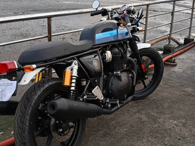 GT 650 White Mudguards Front and rear